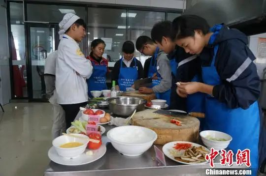 資料圖：鄭州初中生參加校園技能比武大賽中式烹飪項(xiàng)目決賽。